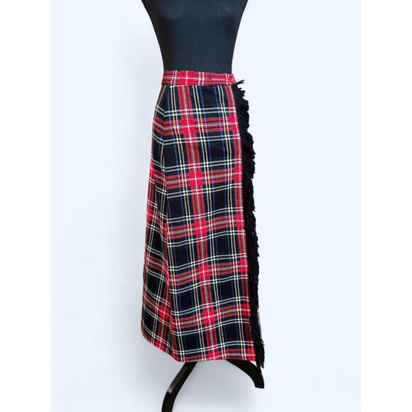 Dresses & Skirts - Vintage 1970’s Red and black plaid skirt with fringe Size 1/2